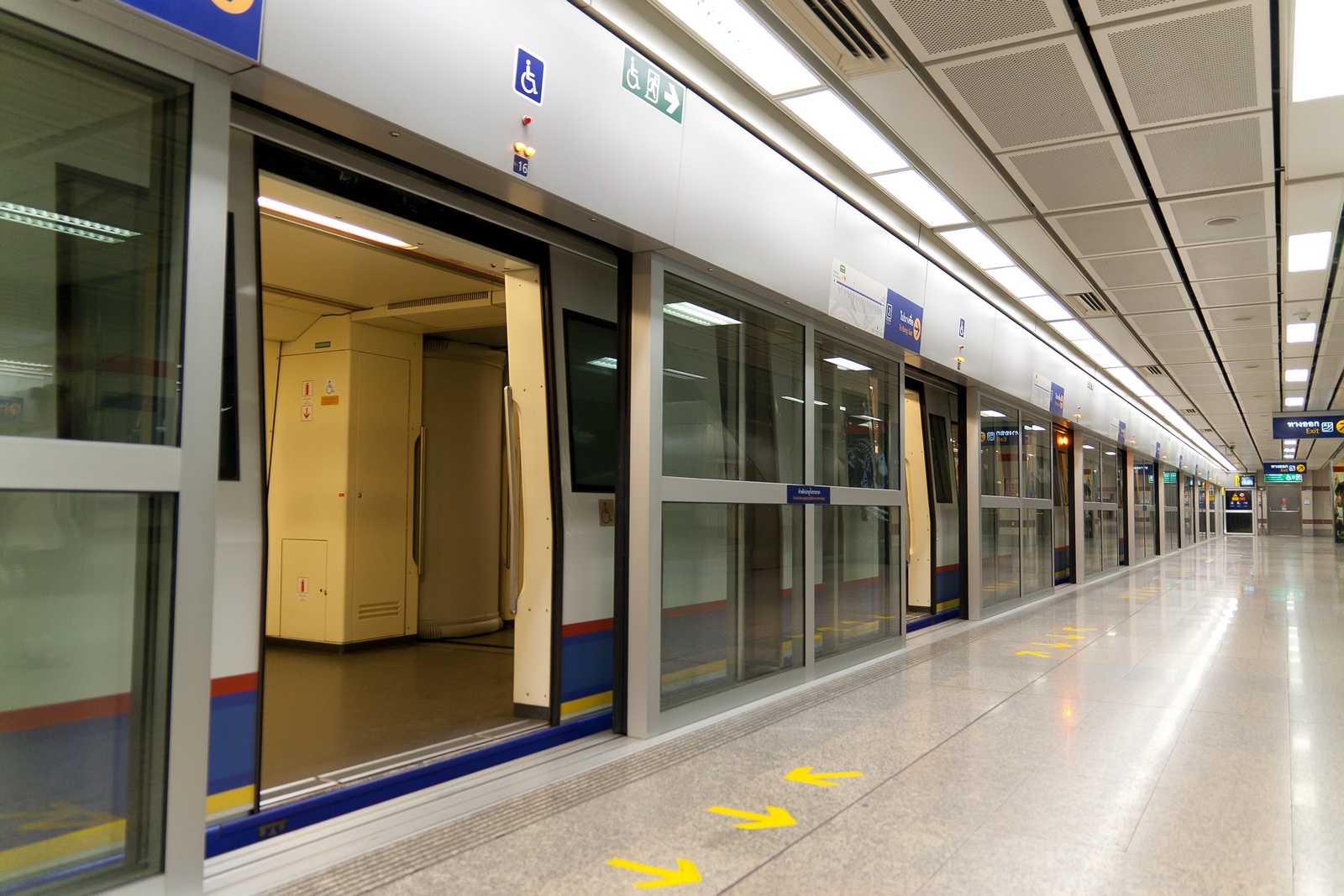 Hua_Lampong_MRT_station.jpg